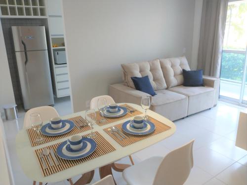 嘎林海斯港Palm Village Acqua - Apartamento Premium - Em frente à piscina - Porto de Galinhas的客厅配有桌椅和沙发