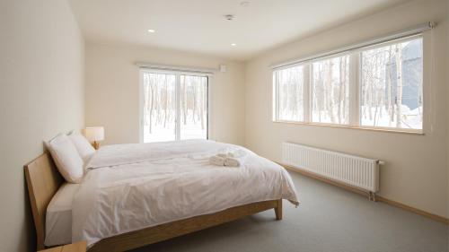 二世古Country Resort Niseko的一间卧室设有一张床和一个窗口
