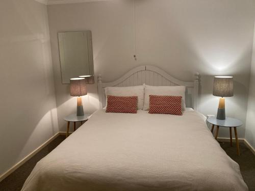 塔南达Tanunda's Magpie House的一间卧室配有一张带两盏灯的大型白色床。