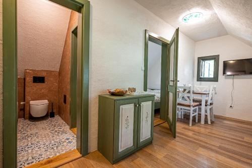 赫林斯科贝特莱姆旅馆的一间设有一扇门的房间,可通往带桌子的房间