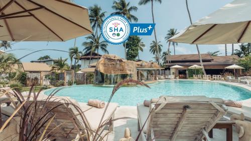 湄南海滩Khwan Beach Resort - Luxury Glamping and Pool Villas Samui - Adults Only - SHA Extra Plus的度假村的游泳池配有椅子和遮阳伞