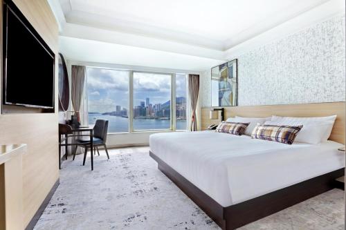 香港九龙海逸君绰酒店的一间卧室设有一张大床和一个大窗户