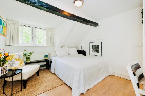 阿莫隆根B&B De Smederij的白色卧室配有床和沙发