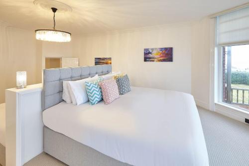 Host & Stay - Sea Forever Seafront Villa客房内的一张或多张床位
