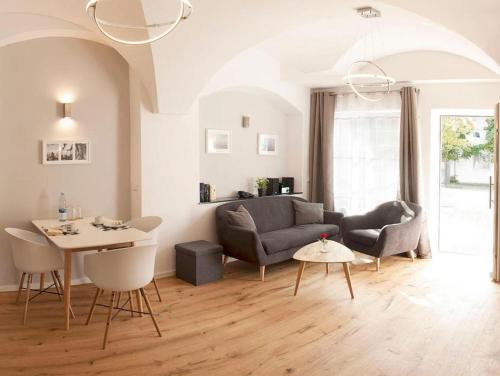 林道Appartementhaus Angelika的客厅配有沙发和桌子