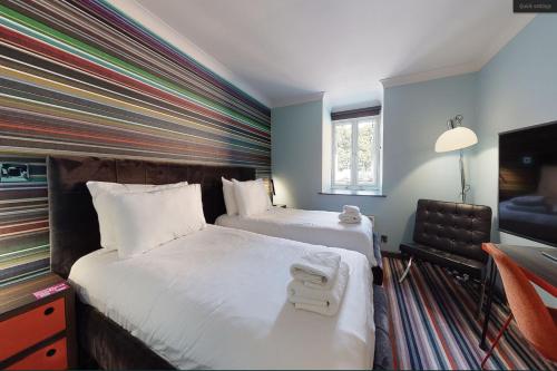 利兹利兹北部乡村酒店的一间酒店客房,设有两张床和电视