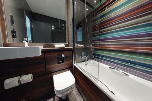 利兹利兹北部乡村酒店的一间带卫生间、水槽和镜子的浴室