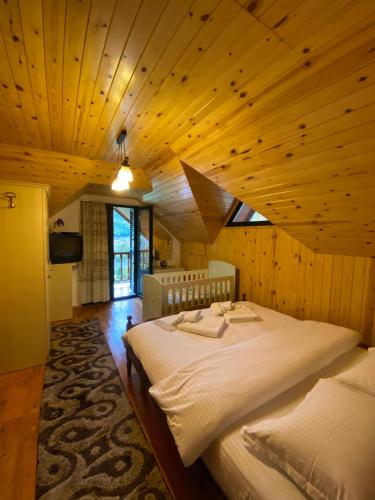 Albanian traditional Villa客房内的一张或多张床位