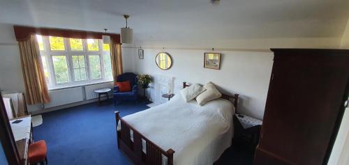 雷丁Inverloddon Bed and Breakfast, Wargrave的一间卧室,卧室内配有一张大床