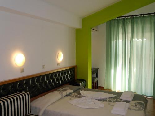 斯卡拉伯塔麦斯Blue Sky Villas的一间卧室设有一张床和绿色的墙壁