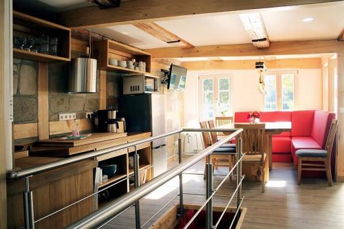 奎德林堡Ferienhaus Schloßblick的客房设有带红色椅子和桌子的厨房