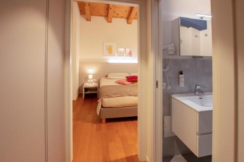 弗留利地区圣达尼埃莱Hotel Residence Dolcenero的一间带床和水槽的小卧室
