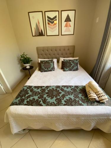 佩尼多Vila Noel Premium的一间卧室配有一张大床和两个枕头