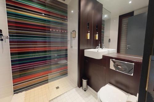 埃尔斯特里伦敦沃特福德乡村酒店的一间带卫生间和水槽的浴室