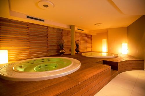 博尔扎诺克里斯酒店的浴室中间设有两个浴缸