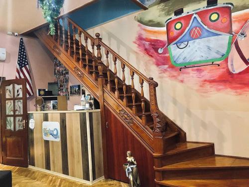 利沃夫Sunday mini Hostel的墙上挂着猫头鹰的楼梯