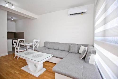 巴尔Lux Stanovi Vucetic的客厅配有沙发和桌子