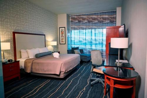 罗克艾兰Bally's Quad Cities Casino & Hotel的酒店客房设有一间带一张床和一张书桌的卧室