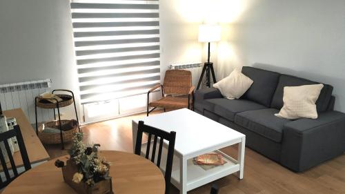 萨拉曼卡VuT BALBOA APARTAMENTO的客厅配有沙发和桌子