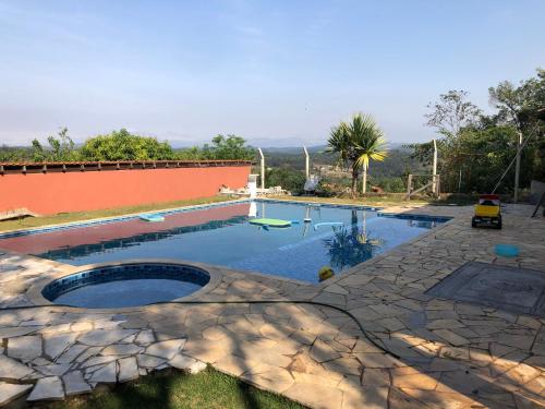 迈林克Chácara Belo Horizonte的庭院内的游泳池,设有石头庭院
