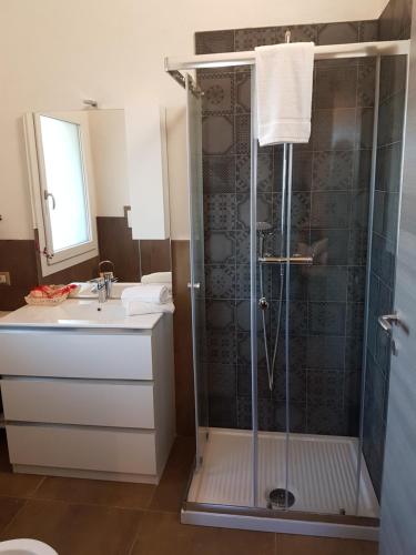 多索博诺Mazzi House Garden的带淋浴和盥洗盆的浴室