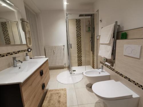 蒂拉诺Residenza Le Torri的浴室配有卫生间、盥洗盆和淋浴。