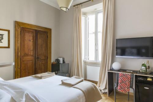 罗马NavonaMyHome的一间卧室配有一张大床和电视