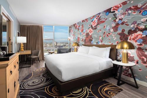 里士满Versante Hotel的酒店客房设有一张大床和一张书桌。
