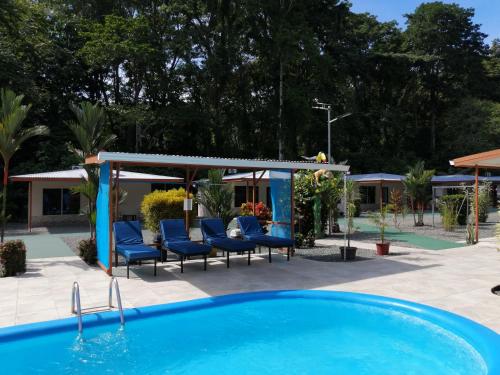 Puerto Vargas lodge内部或周边的泳池