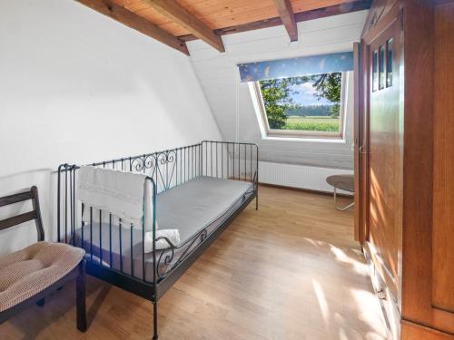 KirchlintelnUnterkunft für Monteure/ Geschäftsreisende bei Familie Bokeloh的窗户房间里医院的婴儿床