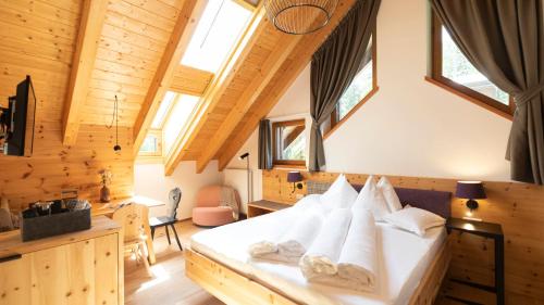 多比亚科Natura Boutique Chalet Wellness SPA的一间设有床铺的卧室,位于带窗户的房间内