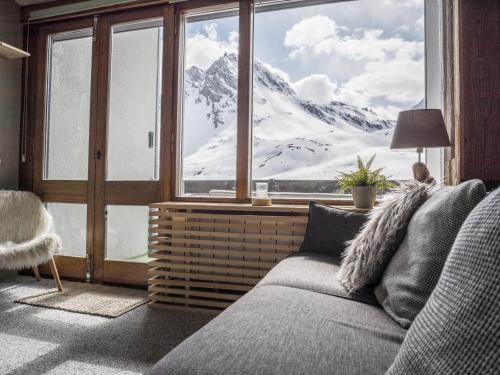 蒂涅Magnifique Duplex Oneigedor Départ ski aux pieds et vue montagne的享有雪覆盖山脉景致的客厅