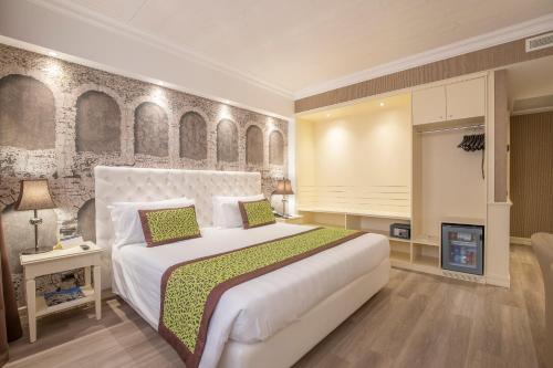 维罗纳Hotel Giberti & Spa的卧室配有一张白色大床和壁炉