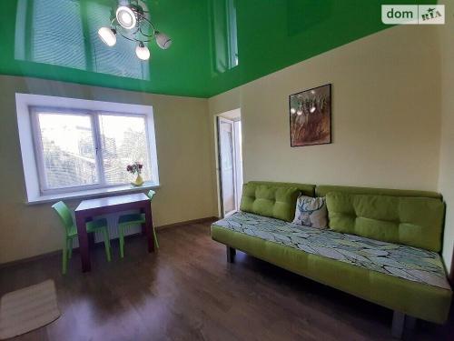 捷尔诺波尔Family and friends apartment的客厅配有绿色沙发和桌子