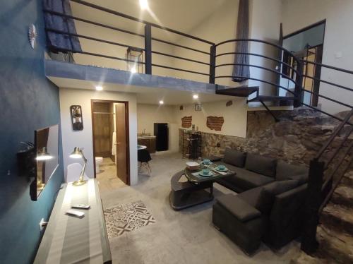 瓜纳华托Casona San Cayetano Suites & Lofts by Lunian的带沙发和楼梯的客厅