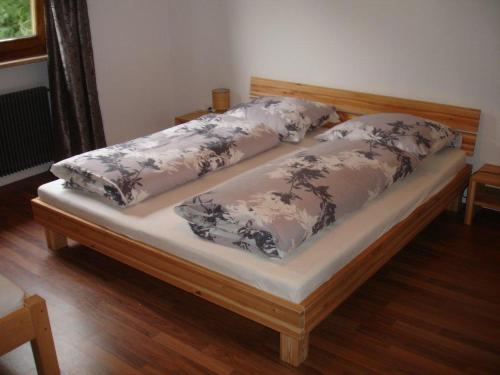 马尔泰洛弗卢拉霍夫酒店的床上有2个枕头