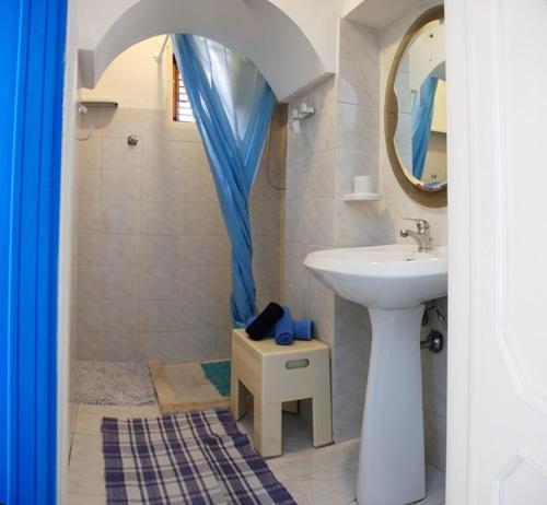 圣维托罗卡波Casa Cipolla的一间带水槽和镜子的浴室