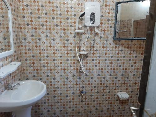 巴马科Appartement Villa的带淋浴和盥洗盆的浴室