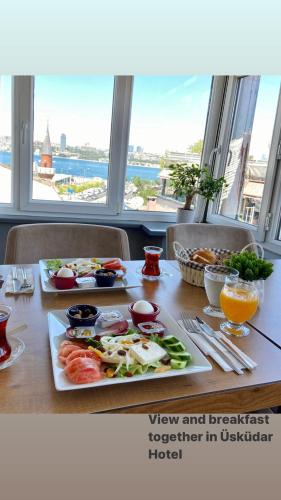 伊斯坦布尔ÜSKÜDAR OTEL的上面有两盘食物的桌子