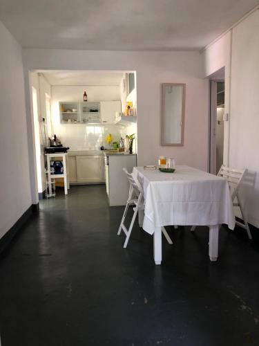 RiambelCase Cassia的厨房里配有白色桌布的白色桌子