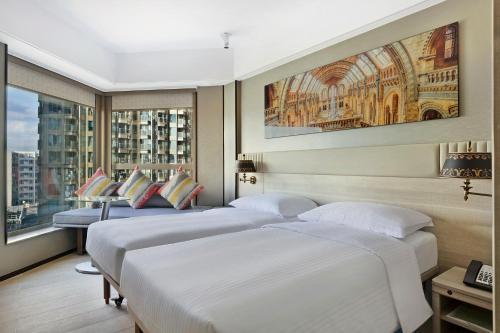 香港历山酒店的酒店客房设有四张床和窗户。