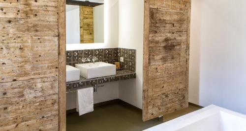 博尼法乔Hotel Les Chambres de Mila的浴室设有2个水槽和镜子