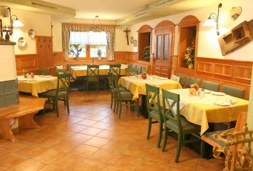 穆劳卡费胡贝酒店的一间在房间内配有桌椅的餐厅