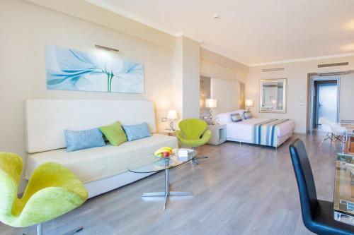依克希亚中庭铂金水疗度假酒店的客厅配有沙发和1张床