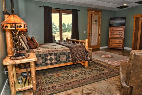 伍德兰帕克Rampart Range Resort的一间卧室配有一张床和一张带台灯的桌子