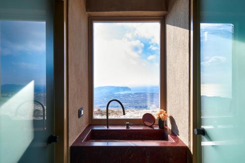 皮尔戈斯Santorini Sky, The Lodge的一个带窗户的厨房水槽