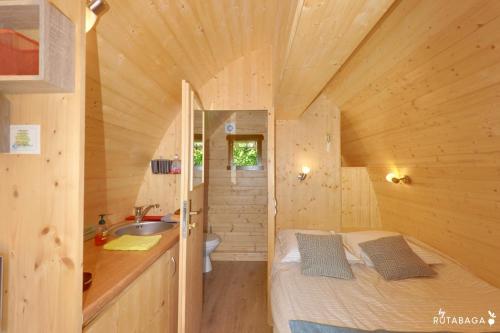 巴拉迪亚普雷埃尔雷2博阿斯宿营地-酒店的小木屋内的一个小卧室,配有一张床和水槽