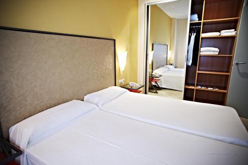 塞维利亚阿加拉菲公寓酒店客房内的一张或多张床位