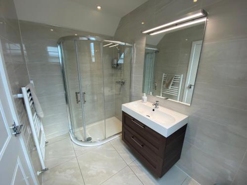 金瓦拉Atlantic Retreat Lodge的一间带水槽和淋浴的浴室