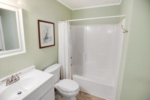 默特尔比奇2BR, 2Bath condo Oceanfront Getaway with pool的带淋浴和卫生间的白色浴室